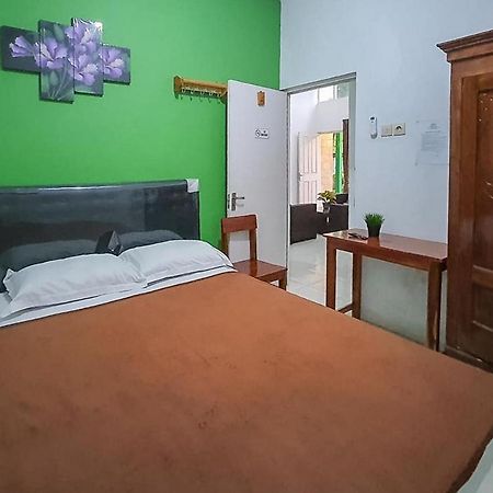 Syafa Homestay Syariah Mitra Reddoorz Tuban  Exterior photo
