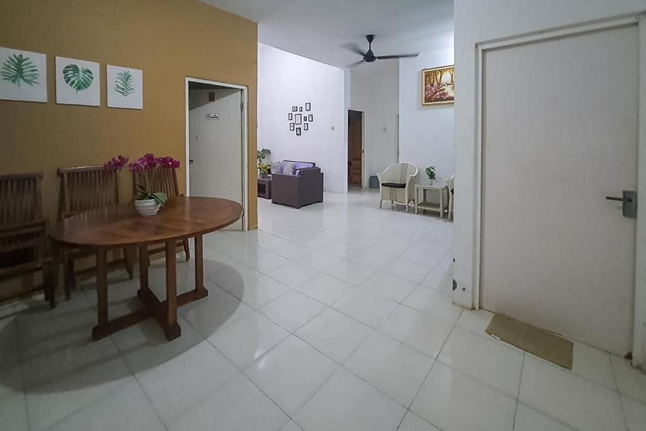Syafa Homestay Syariah Mitra Reddoorz Tuban  Exterior photo