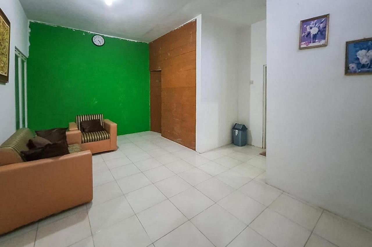 Syafa Homestay Syariah Mitra Reddoorz Tuban  Exterior photo